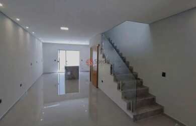 Imagem: A casa possui 3 Dormitórios, 4 Banheiros, 2 Vagas na garagem