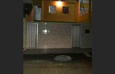 Imagem: A casa possui 3 Dormitórios, 1 Banheiro e está localizado