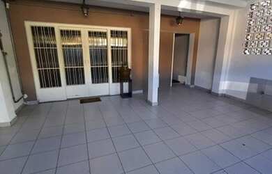 Imagem: A casa possui 5 Dormitórios, 3 Banheiros, 3 Vagas na garagem