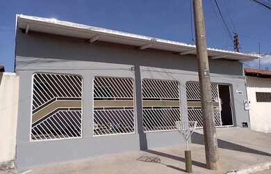 Imagem: A casa possui 3 Dormitórios, 2 Banheiros, 2 Vagas na garagem