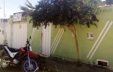 Imagem: A casa possui 4 Dormitórios, 1 Banheiro, 1 Vaga na garagem