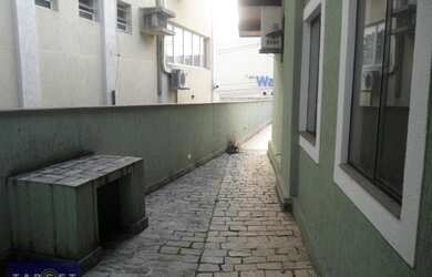 Imagem: O depósito possui 4 Vagas na garagem, 375m² de Área e está