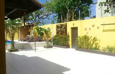 Imagem: A casa possui 4 Dormitórios, Acomodam 20 pessoas, 4 Vagas na