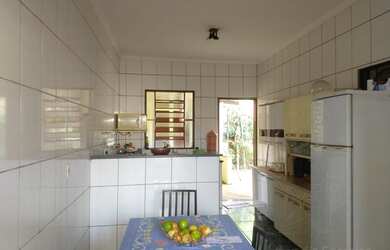 Imagem: A casa possui 2 Dormitórios, 2 Banheiros, 2 Vagas na garagem