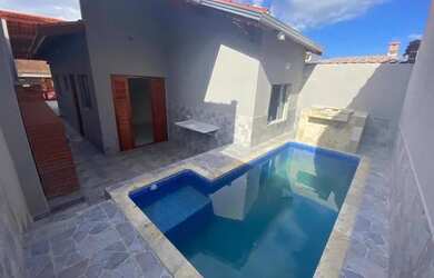 Imagem: A casa possui 2 Dormitórios, 2 Banheiros, 3 Vagas na garagem