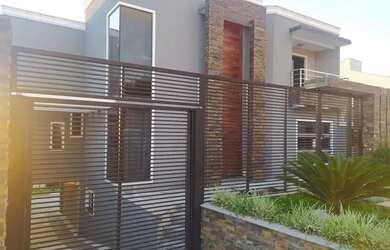 Imagem: A casa possui 5 Dormitórios, 4 Banheiros, 5 Vagas na garagem