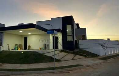 Imagem: A casa em condomínio possui 3 Dormitórios, 4 Banheiros, 2