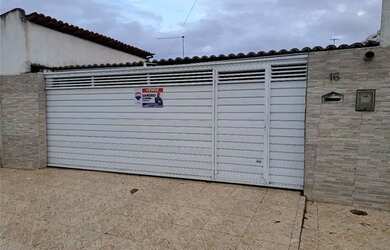 Imagem: A casa possui 4 Dormitórios, 2 Banheiros, 2 Vagas na garagem