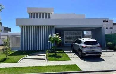 Imagem: A casa possui 4 Dormitórios, 3 Banheiros, 2 Vagas na garagem