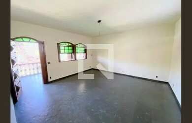 Imagem: A casa possui 4 Dormitórios, 3 Banheiros, 5 Vagas na garagem