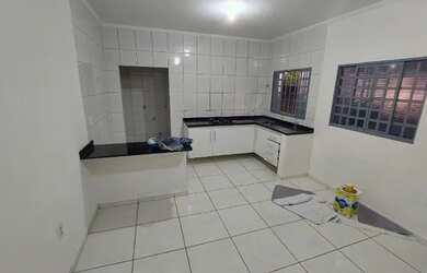 Imagem: A casa possui 2 Dormitórios, 1 Banheiro, 1 Vaga na garagem