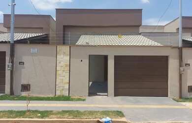 Imagem: A casa possui 3 Dormitórios, 2 Banheiros, 2 Vagas na garagem