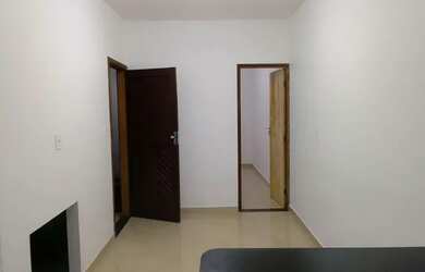 Imagem: A casa possui 1 Dormitório, 1 Banheiro, 1 Vaga na garagem