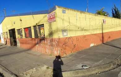 Imagem: A casa possui 5 Dormitórios, 3 Banheiros, 3 Vagas na garagem