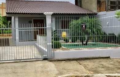 Imagem: A casa possui 2 Dormitórios, 1 Banheiro, 2 Vagas na garagem