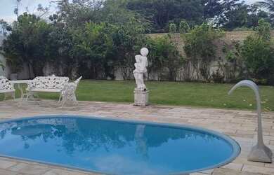 Imagem: A casa possui 5 Dormitórios, 5 Banheiros, 4 Vagas na garagem