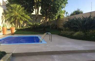 Imagem: A casa possui 3 Dormitórios, 4 Banheiros, 3 Vagas na garagem