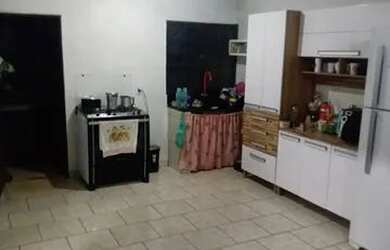 Imagem: A casa possui 3 Dormitórios, 1 Banheiro, 2 Vagas na garagem