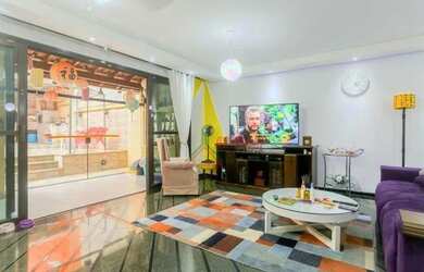 Imagem: A casa possui 4 Dormitórios, 5 Banheiros, 5 Vagas na garagem