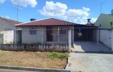 Imagem: A casa possui 3 Dormitórios, 1 Banheiro, 3 Vagas na garagem