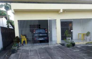 Imagem: A casa possui 3 Dormitórios, 2 Banheiros, 2 Vagas na garagem