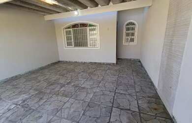 Imagem: A casa possui 2 Dormitórios, 2 Banheiros, 2 Vagas na garagem