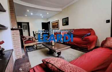 Imagem: A casa possui 3 Dormitórios, 3 Banheiros, 1 Vaga na garagem