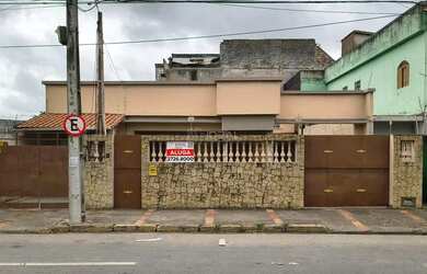 Imagem: A casa possui 4 Dormitórios, 2 Banheiros, 5 Vagas na garagem