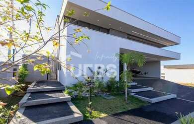 Imagem: A casa em condomínio possui 4 Dormitórios, 5 Banheiros, 4