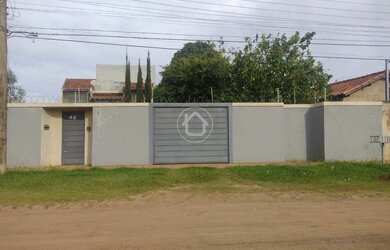 Imagem: A casa possui 3 Dormitórios, 1 Banheiro, 5 Vagas na garagem