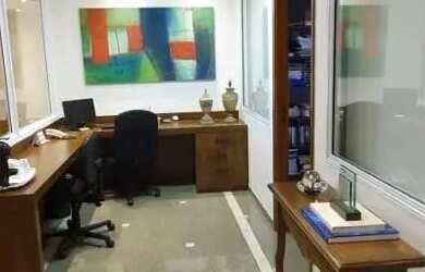 Imagem: O depósito possui 5 Vagas na garagem, 500m² de Área e está