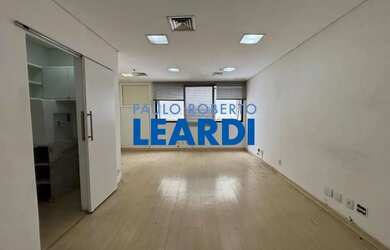 Imagem: O depósito possui 1 Vaga na garagem, 34m² de Área e está