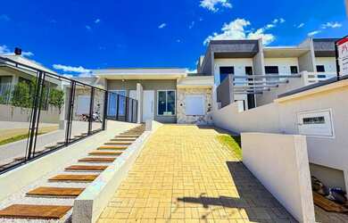 Imagem: A casa possui 2 Dormitórios, 1 Banheiro, 2 Vagas na garagem