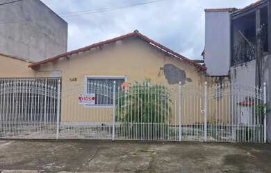 Imagem: A casa possui 3 Dormitórios, 2 Banheiros, 1 Vaga na garagem