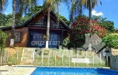 Imagem: A casa possui 3 Dormitórios, 2 Banheiros, 5 Vagas na garagem