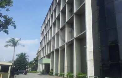 Imagem: O depósito possui 5 Vagas na garagem e 3000m² de Área e está