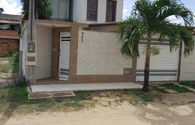 Imagem: A casa possui 4 Dormitórios, 2 Banheiros, 2 Vagas na garagem