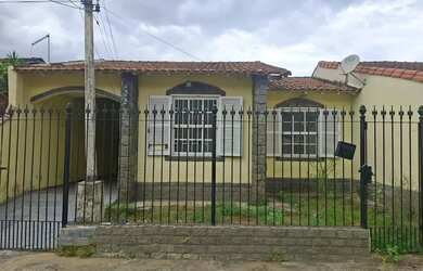 Imagem: A casa possui 2 Dormitórios, 2 Banheiros, 2 Vagas na garagem