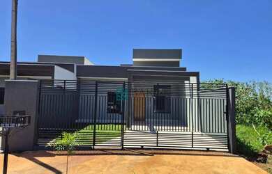 Imagem: A casa possui 3 Dormitórios, 2 Banheiros, 2 Vagas na garagem