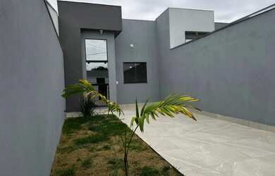 Imagem: A casa possui 2 Dormitórios, 1 Banheiro, 2 Vagas na garagem