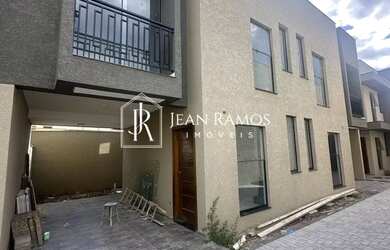 Imagem: A casa possui 3 Dormitórios, 3 Banheiros, 2 Vagas na garagem