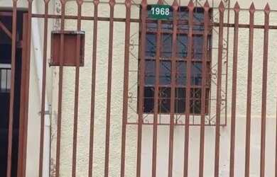 Imagem: A casa possui 3 Dormitórios, 1 Banheiro, 1 Vaga na garagem