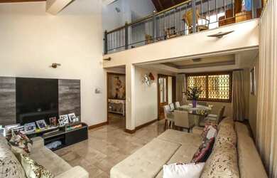 Imagem: A casa possui 3 Dormitórios, 5 Banheiros, 5 Vagas na garagem