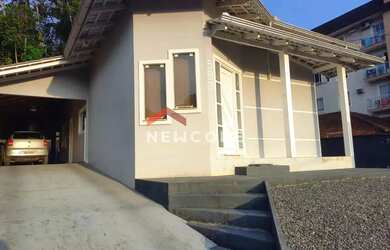 Imagem: A casa possui 3 Dormitórios, 2 Banheiros, 2 Vagas na garagem