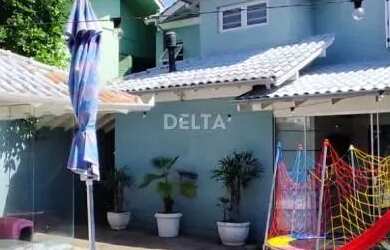 Imagem: A casa possui 3 Dormitórios, 2 Banheiros, 2 Vagas na garagem