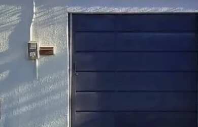 Imagem: A casa possui 2 Dormitórios, 2 Banheiros, 2 Vagas na garagem