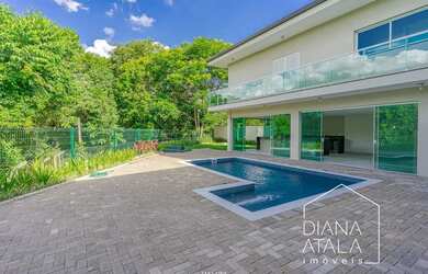 Imagem: A casa em condomínio possui 4 Dormitórios, 5 Banheiros, 5