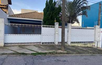 Imagem: A casa possui 3 Dormitórios, 4 Banheiros, 4 Vagas na garagem