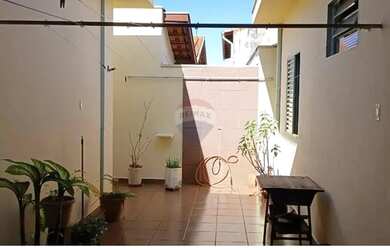 Imagem: A casa possui 3 Dormitórios, 2 Banheiros e 172m² de Área