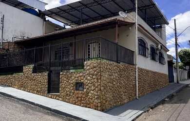 Imagem: A casa possui 3 Dormitórios, 3 Banheiros, 2 Vagas na garagem